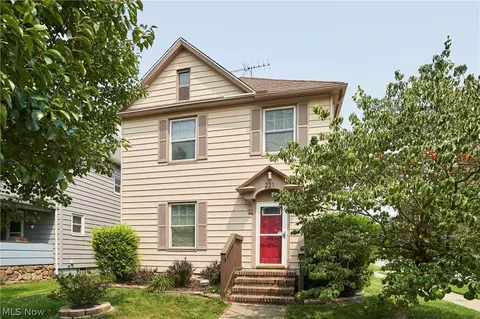 221 7th St NW, Barberton, OH 44203