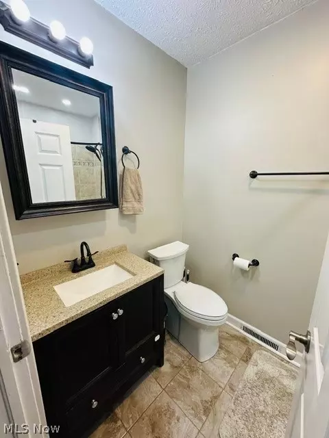 Bath - 2314 Stonepath St, Lorain, OH 44052 photo 2 of 4
