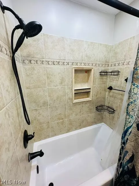 Bath - 2314 Stonepath St, Lorain, OH 44052 photo 4 of 4
