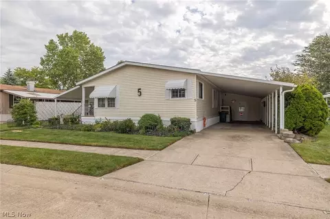 5 Concert Ct, Olmsted Twp, OH 44138