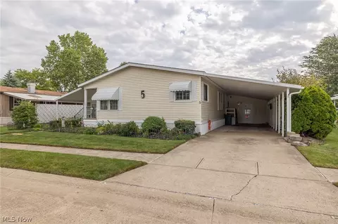5 Concert Ct, Olmsted Twp, OH 44138