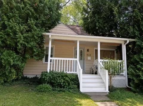 910 E 14th St, Ashtabula, OH 44004 photo 2
