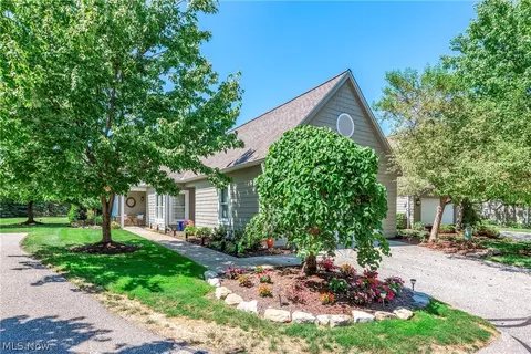 44 Haskell Dr, Bratenahl, OH 44108