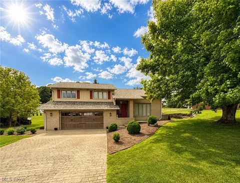 1941 Buckeye St NE, New Philadelphia, OH 44663