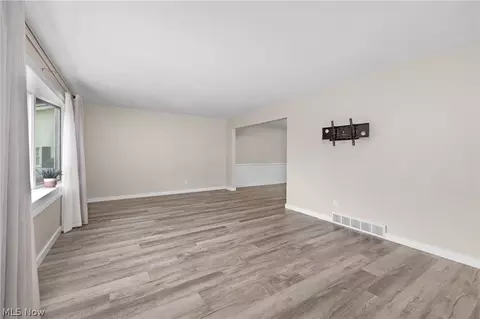 Living - 181 Crestview Dr, Elyria, OH 44035 photo 1 of 9