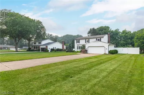 Exterior - 181 Crestview Dr, Elyria, OH 44035 photo 3 of 12