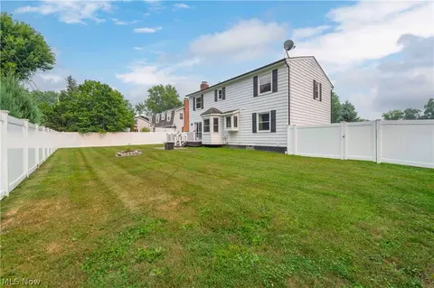 Exterior - 181 Crestview Dr, Elyria, OH 44035 photo 6 of 12