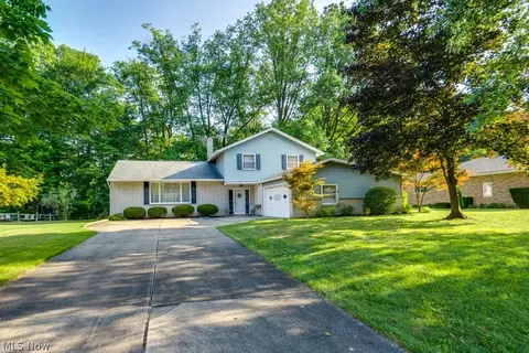 6745 Westview Dr, Brecksville, OH 44141