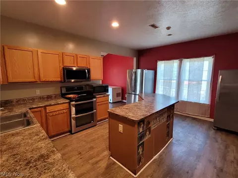 Kitchen - 124 Slate Dr, Berea, OH 44017 photo 2 of 3