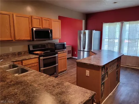 Kitchen - 124 Slate Dr, Berea, OH 44017 photo 3 of 3