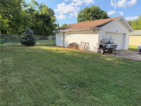 415 W 8th St, Dover, OH 44622 photo 4