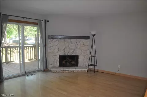 Living - 1193 Pinecrest Pl #E, Willoughby, OH 44094 photo 3 of 4