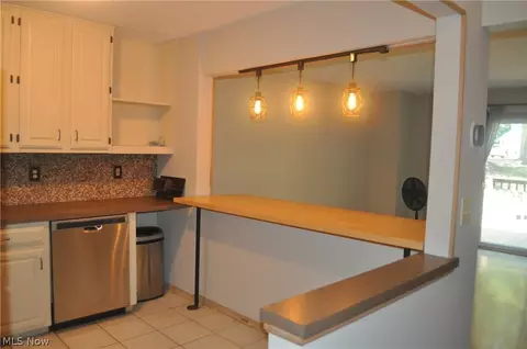 Kitchen - 1193 Pinecrest Pl #E, Willoughby, OH 44094 photo 1 of 2