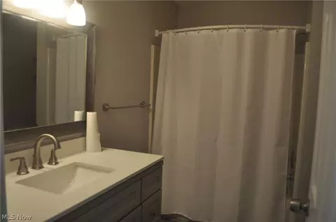 Bath - 1193 Pinecrest Pl #E, Willoughby, OH 44094 photo 3 of 3