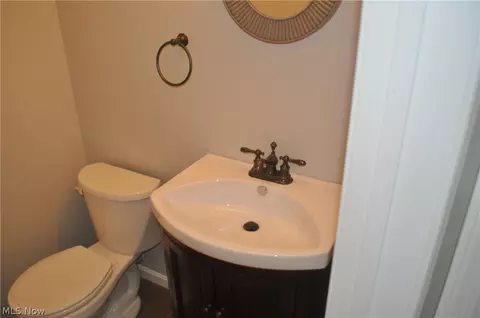 Bath - 1193 Pinecrest Pl #E, Willoughby, OH 44094 photo 1 of 3