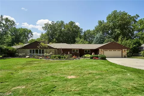 994 Worton Park Dr, Mayfield Village, OH 44143