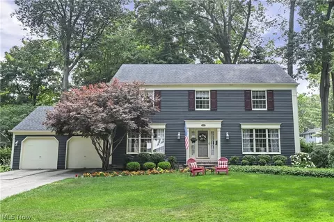 577 Debbington Dr, Bay Village, OH 44140