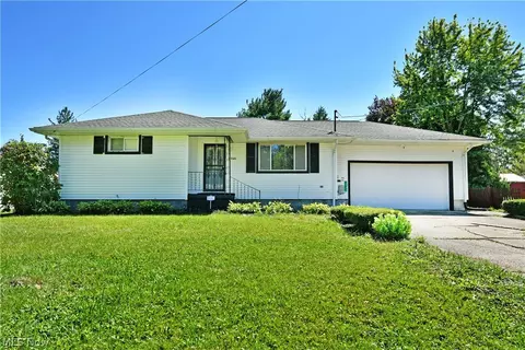 3046 Lynwood Dr NW, Warren, OH 44485