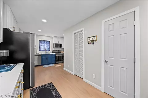 Entry Way - 333 Olive St, Elyria, OH 44035 photo 4 of 4