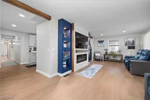 Entry Way - 333 Olive St, Elyria, OH 44035 photo 1 of 4