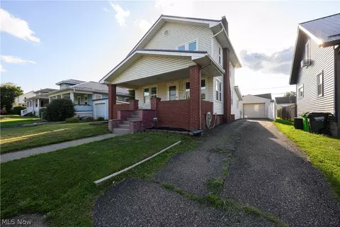 320 Oak St, Uhrichsville, OH 44683