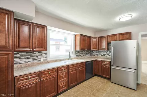 Kitchen - 1102 Diagonal Rd, Akron, OH 44320 photo 2 of 3