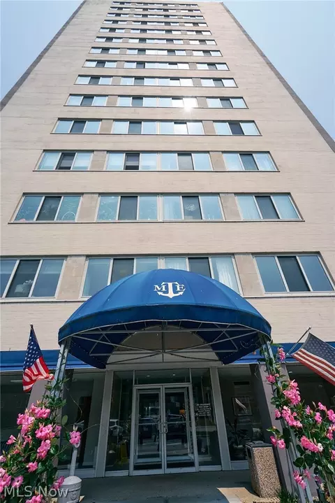 12520 Edgewater Dr #210, Lakewood, OH 44107