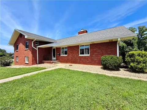 961 Lakeview Dr, Parkersburg, WV 26104