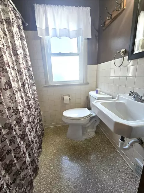 Bath - 6906 Belmere Dr, Parma, OH 44129 photo 1 of 1