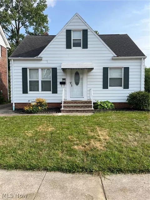 8304 Vista Ave, Garfield Heights, OH 44125