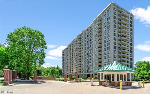 1 Bratenahl Pl #1207, Bratenahl, OH 44108