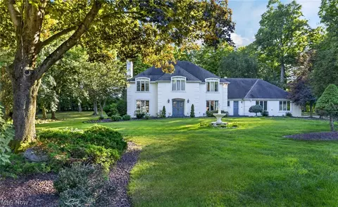 1969 Twin Oaks Dr, Girard, OH 44420