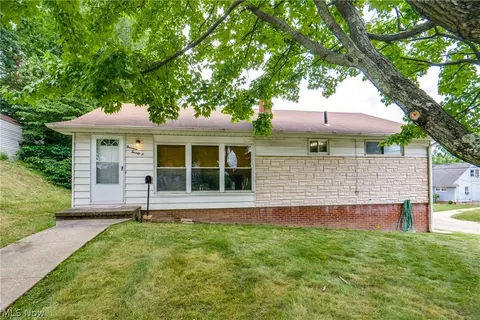 1425 Colonial Blvd NE, Canton, OH 44714