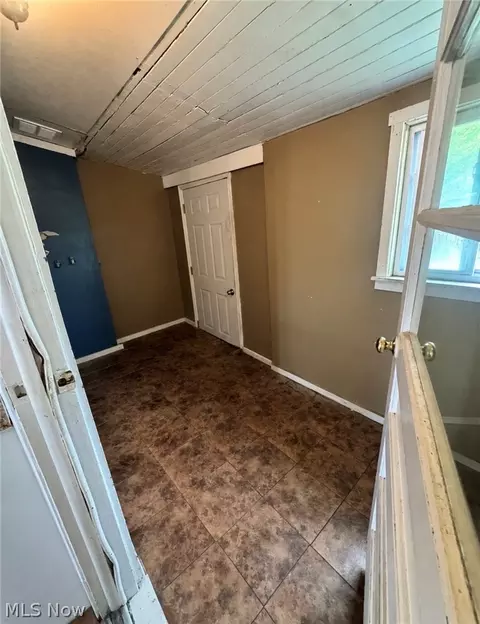 Entry Way - 123 E 35th St, Lorain, OH 44055 photo 4 of 5