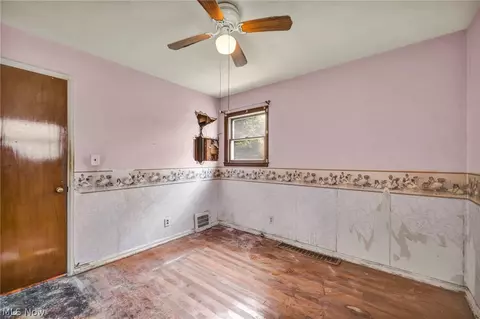 Bedroom - 1513 Maple Dr, Lorain, OH 44052 photo 2 of 9