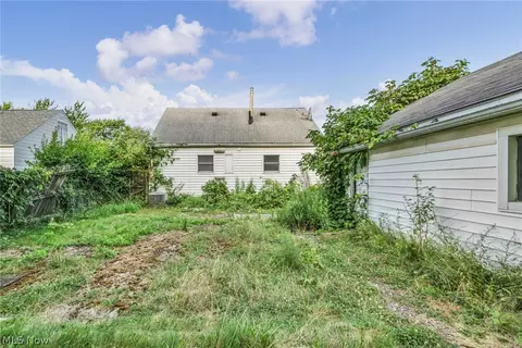 Exterior - 1513 Maple Dr, Lorain, OH 44052 photo 7 of 10