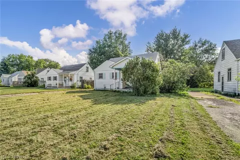 Exterior - 1513 Maple Dr, Lorain, OH 44052 photo 5 of 10