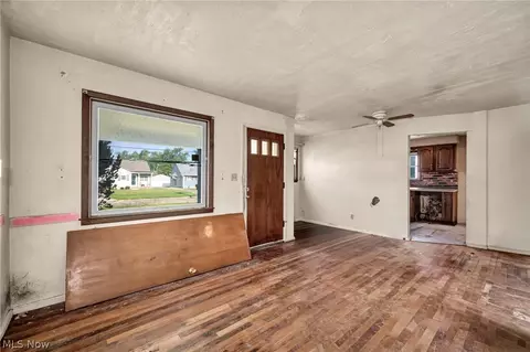Living - 1513 Maple Dr, Lorain, OH 44052 photo 2 of 3