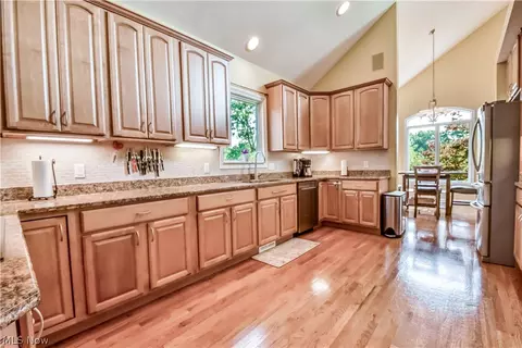 Kitchen - 6960 Sturbridge Dr, Concord Twp, OH 44077 photo 2 of 2