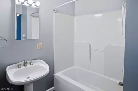 Bath - 3904 3rd Ave, Vienna, WV 26105 photo 2 of 8