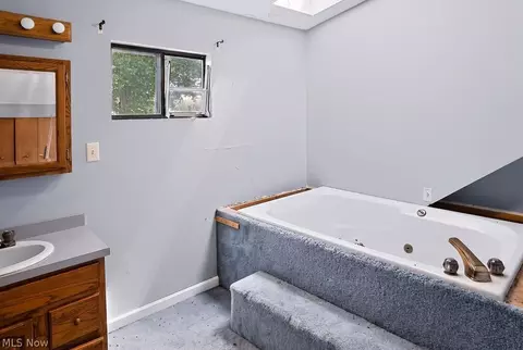 Bath - 3904 3rd Ave, Vienna, WV 26105 photo 4 of 8