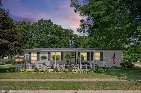 61 Periwinkle Dr, Olmsted Twp, OH 44138
