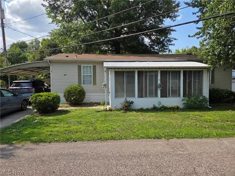 8 Maple Dr, Olmsted Twp, OH 44138