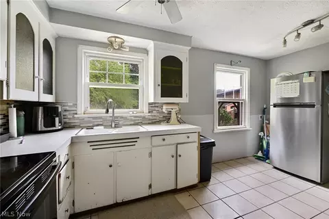 184 Perry Dr NW, Canton, OH 44708 photo 4