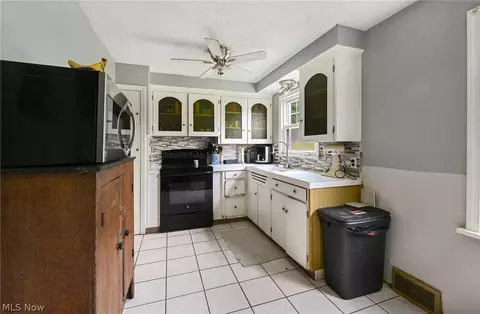 184 Perry Dr NW, Canton, OH 44708 photo 3