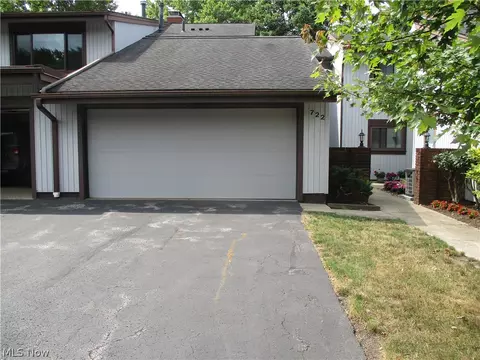 722 Tinkers Ln, Sagamore Hills, OH 44067