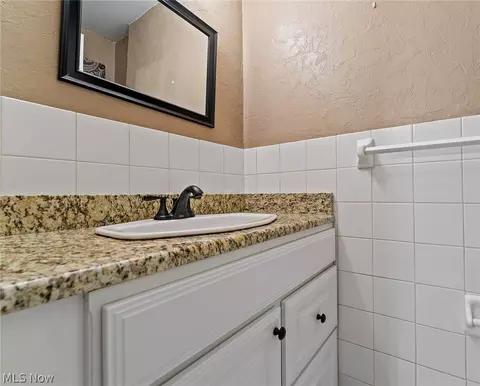 Bath - 178 Shorehaven Dr, Boardman, OH 44512 photo 1 of 2