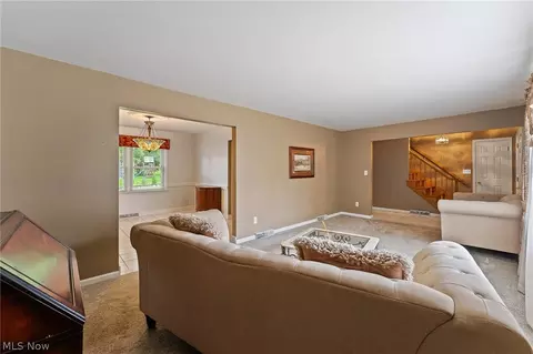 Living - 178 Shorehaven Dr, Boardman, OH 44512 photo 2 of 3