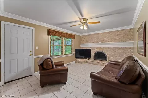 Living - 178 Shorehaven Dr, Boardman, OH 44512 photo 3 of 3