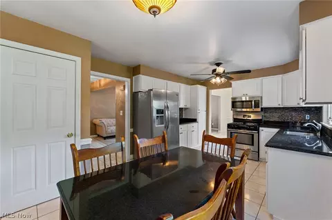 Kitchen - 178 Shorehaven Dr, Boardman, OH 44512 photo 2 of 3